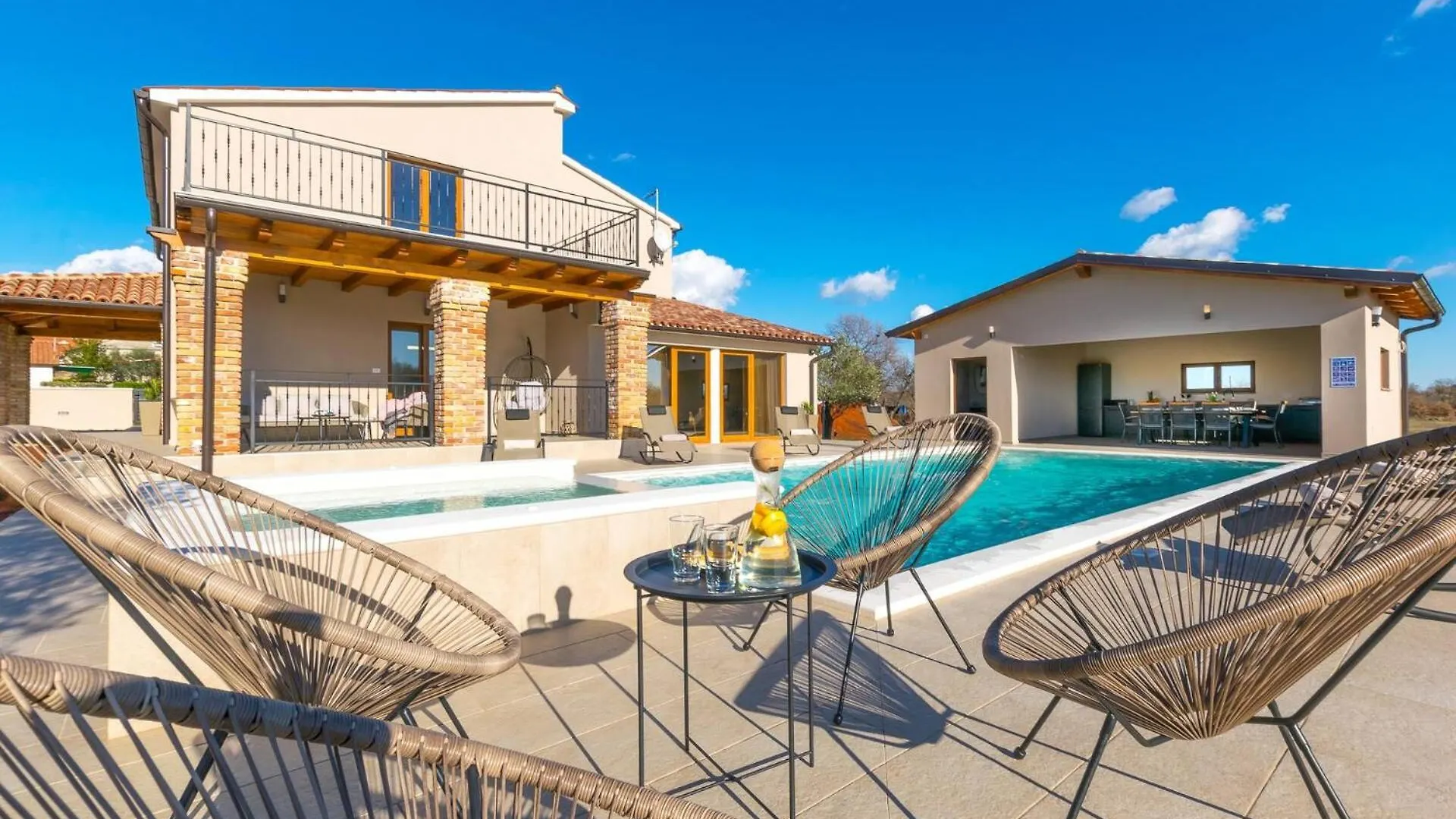 Relaxing Pool Villa Mattuzzi In Loborika