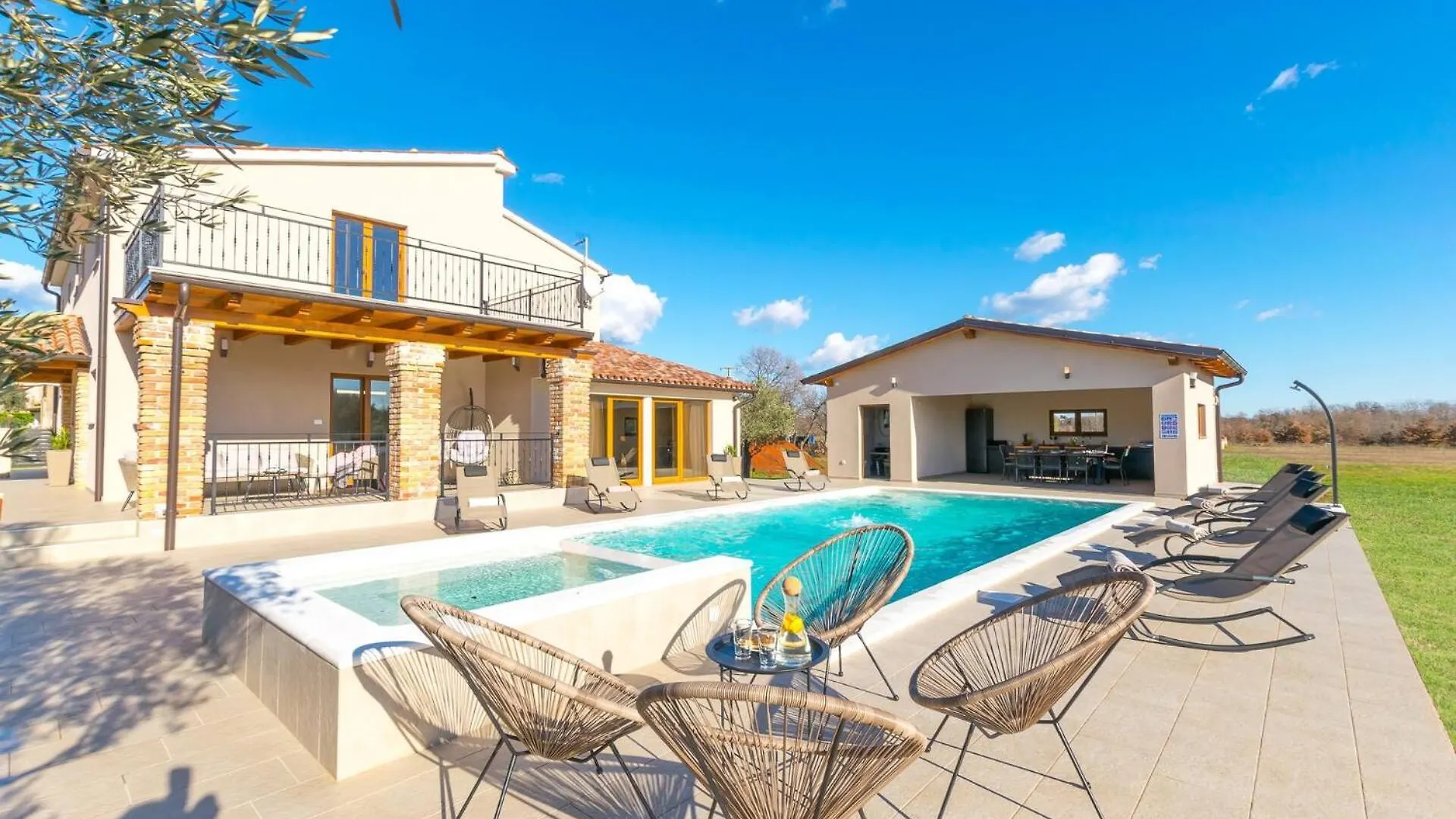 Relaxing Pool Villa Mattuzzi In Loborika